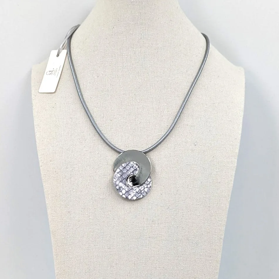 Interlinked rings on leather necklace with snake Pu inlay